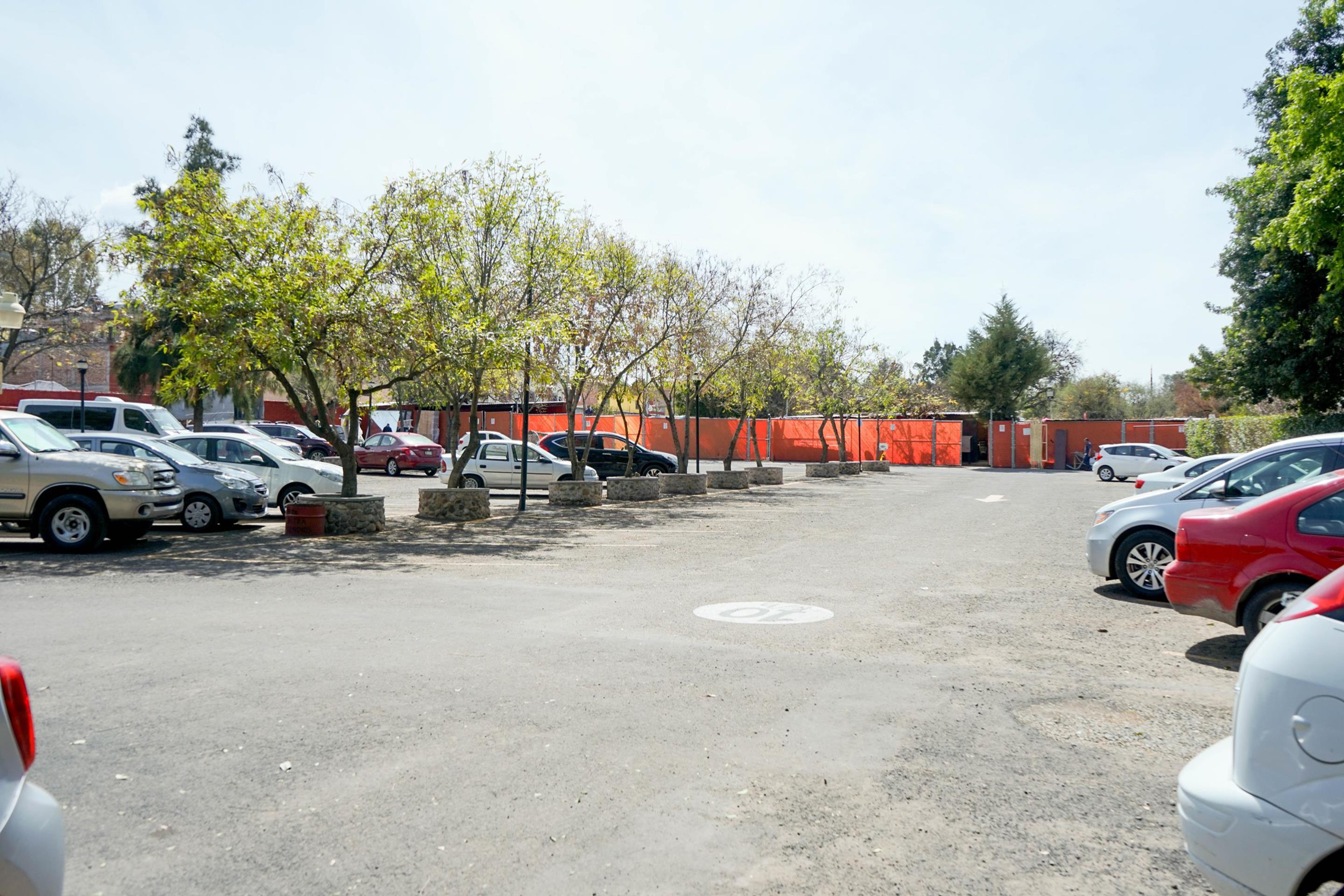 Real De Minas San Miguel De Allende Ngoại thất bức ảnh The parking lot of the station