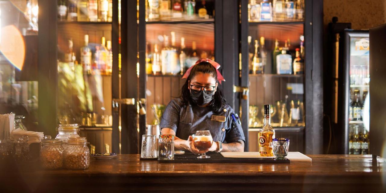Real De Minas San Miguel De Allende Ngoại thất bức ảnh A bartender at work
